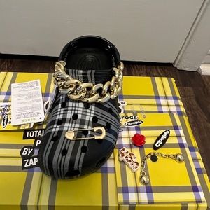 NWT Classic Clueless Croc with Jibbitz